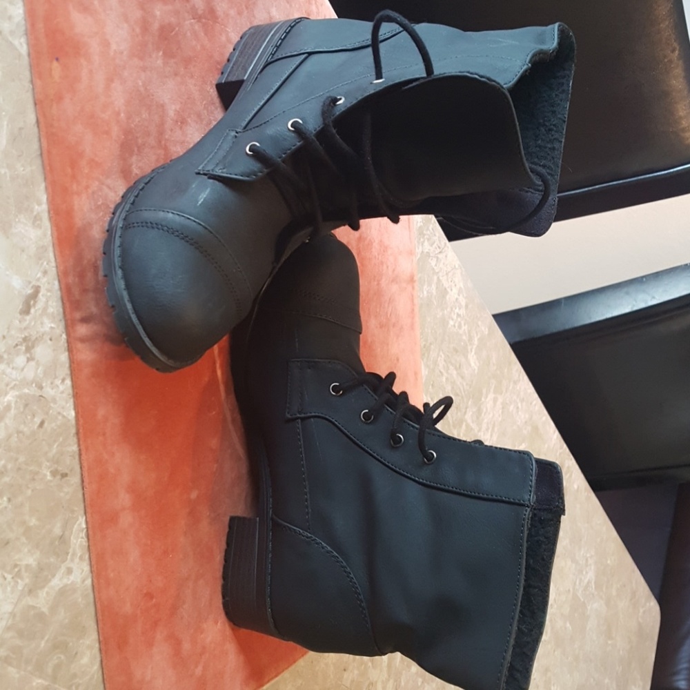 SODA, Size 7 Black Lace Up Boots